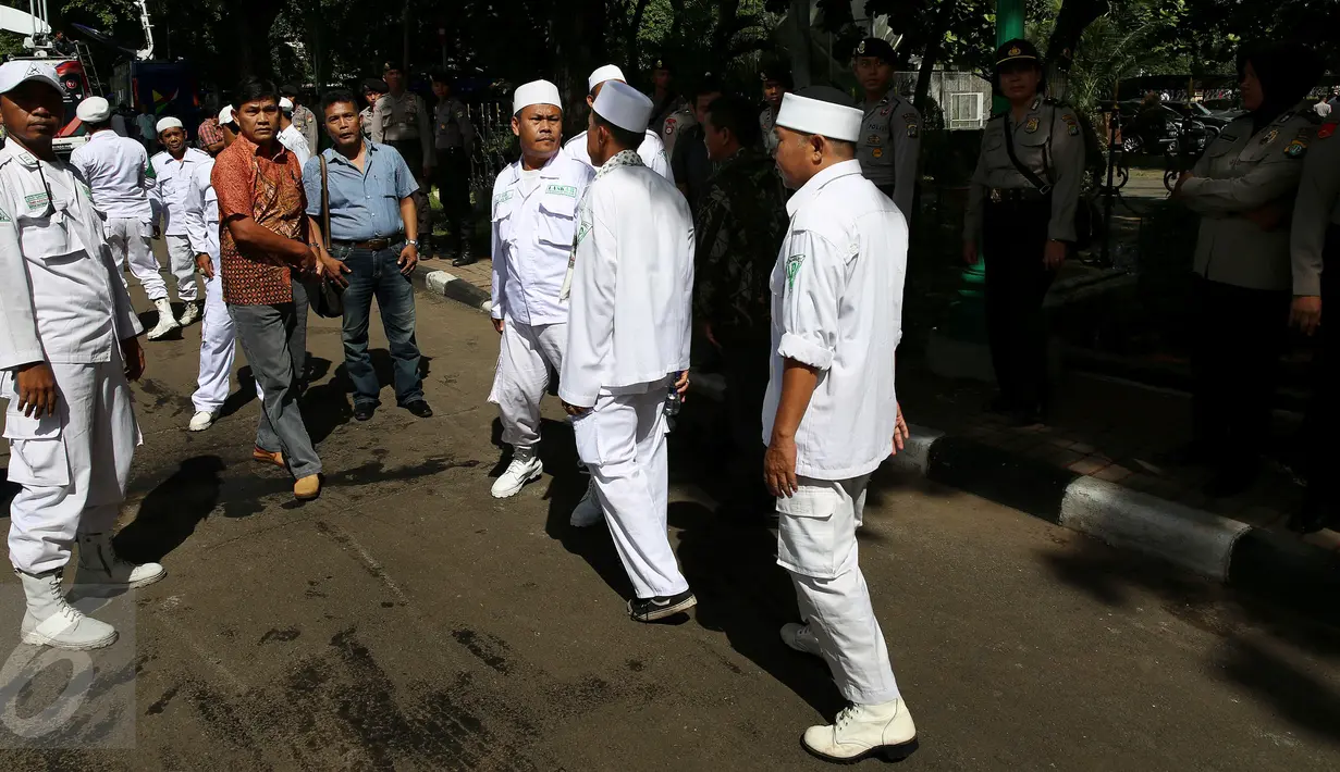 Massa Front Pembela Islam (FPI) berkumpul di depan gerbang Mabes Polri, Jakarta, Selasa (15/11). Kedatangan massa FPI untuk mengawal gelar perkara penistaan agama yang diduga dilakukan oleh Basuki Tjahaja Purnama alias Ahok. (Liputan6.com/Johan Tallo)