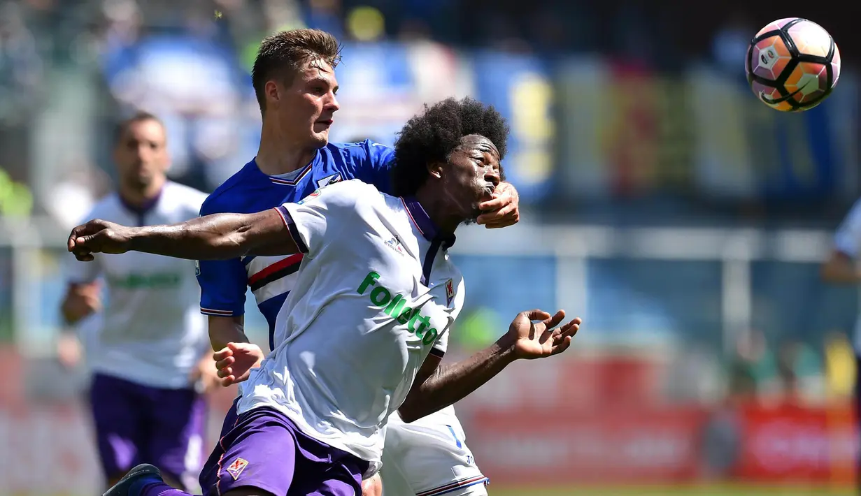 Striker Sampdoria, Patrik Schick, berebut bola dengan  gelandang Fiorentina, Carlos Alberto Sanchez pada laga lanjutan Serie A di Stadion Luigi Ferraris, Genoa, (09/04/2017). (EPA/Simone Arveda)