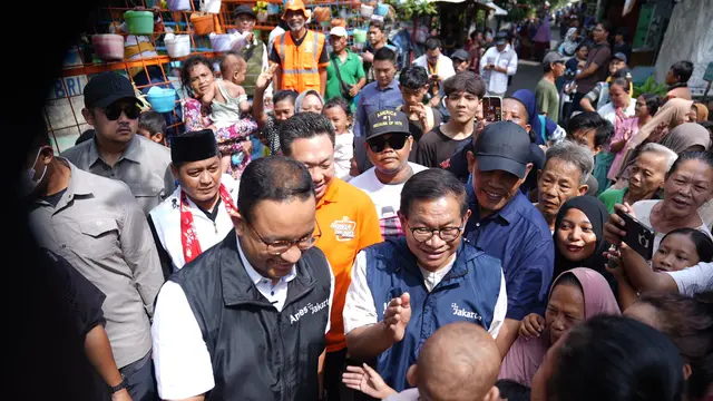 Mantan Gubernur Jakarta Anies Baswedan blusukan bareng Pramono Anung di Kapuk, Jakarta, Jumat (22/11/2024)