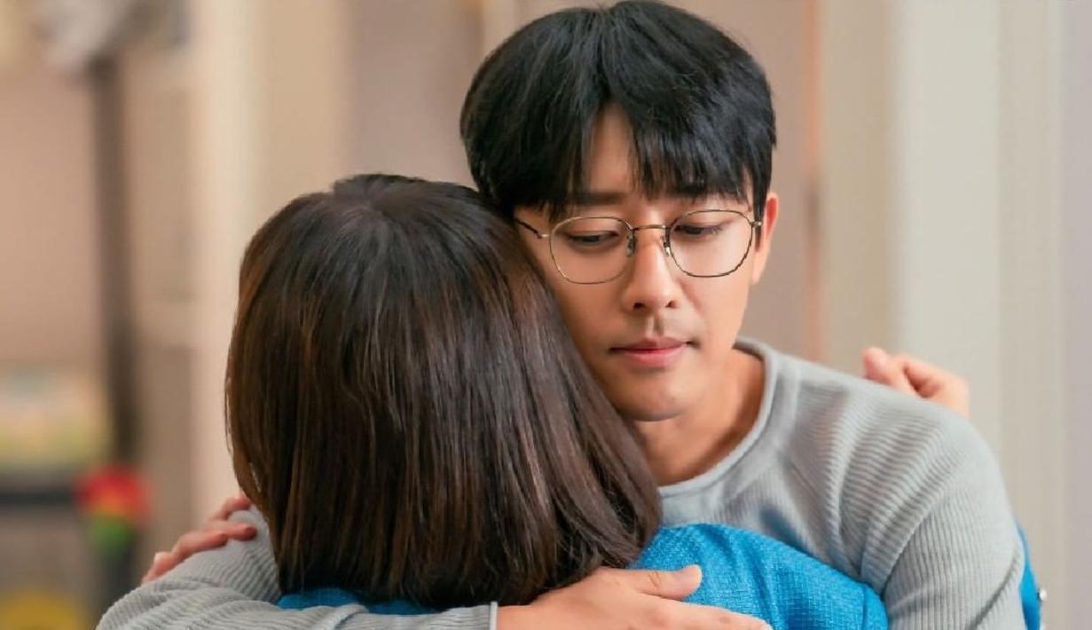 Setelah menyelesaikan sarapan bersama, Seo Jae Won dan Heo Soon Young berpelukan mesra sebelum Seo Jae Won bersiap berangkat kerja. (Foto: TV Chosun)