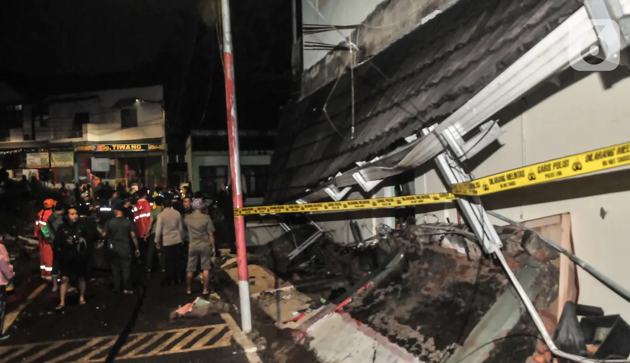 Petugas gabungan saat mengevakuasi reruntuhan pasca robohnya tembok bangunan akibat terjangan banjir di Madrasah Tsanawiyah (MTs) Negeri 19 di Jalan Pinang Kalijati, Pondok Labu, Cilandak, Jakarta Selatan, Kamis (6/10/2022). Peristiwa robohnya tembok sekolah bersamaan dengan hujan deras pada sore tadi tersebut diakibatkan oleh terjangan banjir yang menyebabkan tiga siswa tewas dan dua lainnya luka-luka. (merdeka.com/Iqbal S. Nugroho)