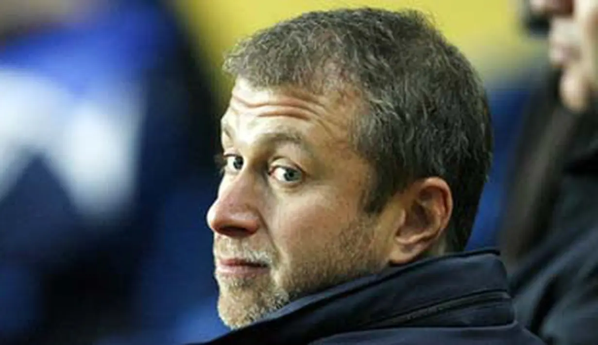 Pemilik Chelsea, Roman Abramovich saat sesi latihan klubnya jelang leg pertama babak 16 besar Liga Champions melawan Juventus di Stamford Bridge, 24 Februari 2009. AFP PHOTO/GLYN KIRK 