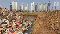 Sampah rumah tangga menumpuk di bantaran Kanal Banjir Barat (KBB) di kawasan Tanah Abang, Jakarta, Jumat (4/9/2019). Perilaku buruk warga yang membuang sampah sembarangan menyebabkan bantaran KBB dipenuhi dengan berbagai jenis sampah hingga menimbulkan bau tak sedap. (Liputan6.com/Immanuel Antonius)