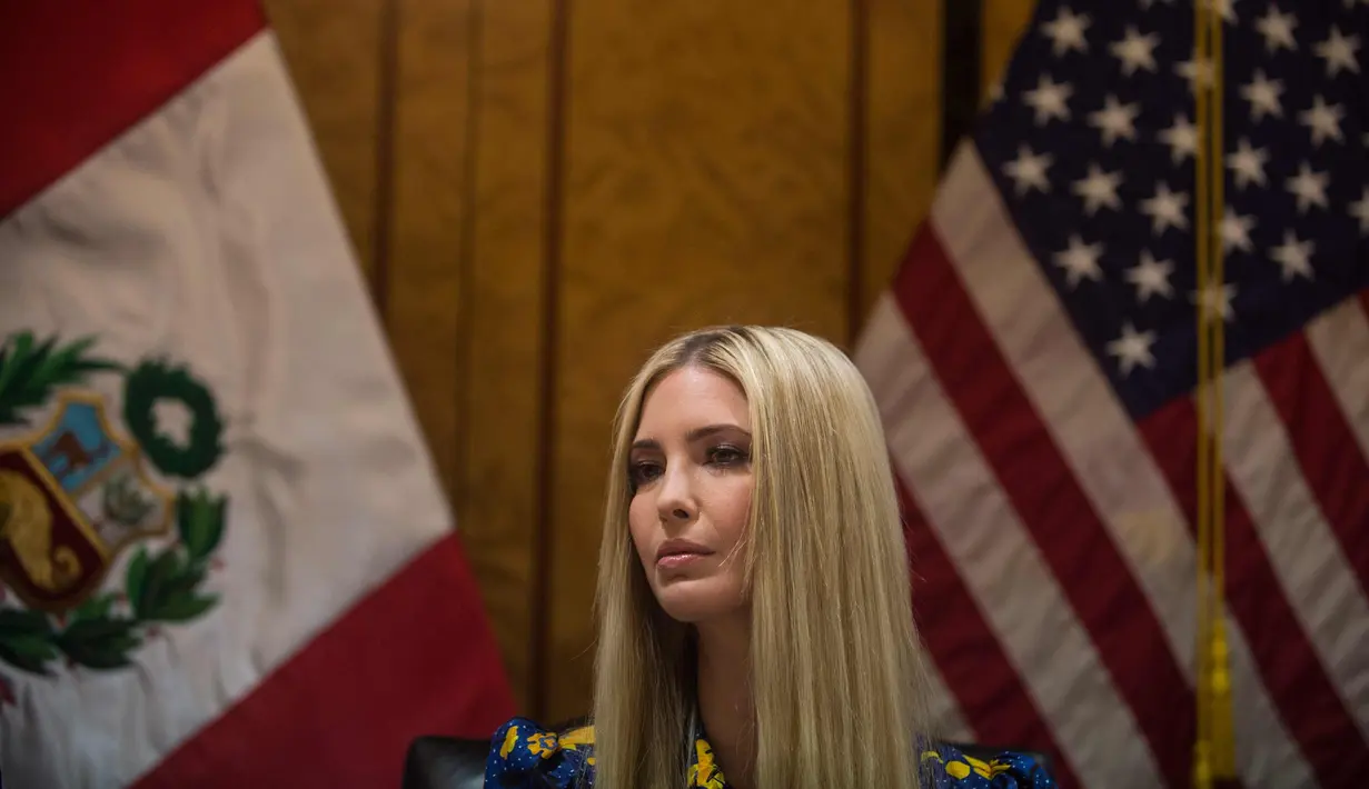 Ekspresi Ivanka Trump saat mengikuti pertemuan di pasar Bursa Saham Peru selama Pertemuan Bisnis Amerika III di Lima (12/4). Ivanka tampil cantik dengan busana biru bermotif kembang. (AFP Photo/Ernesto Benavides)