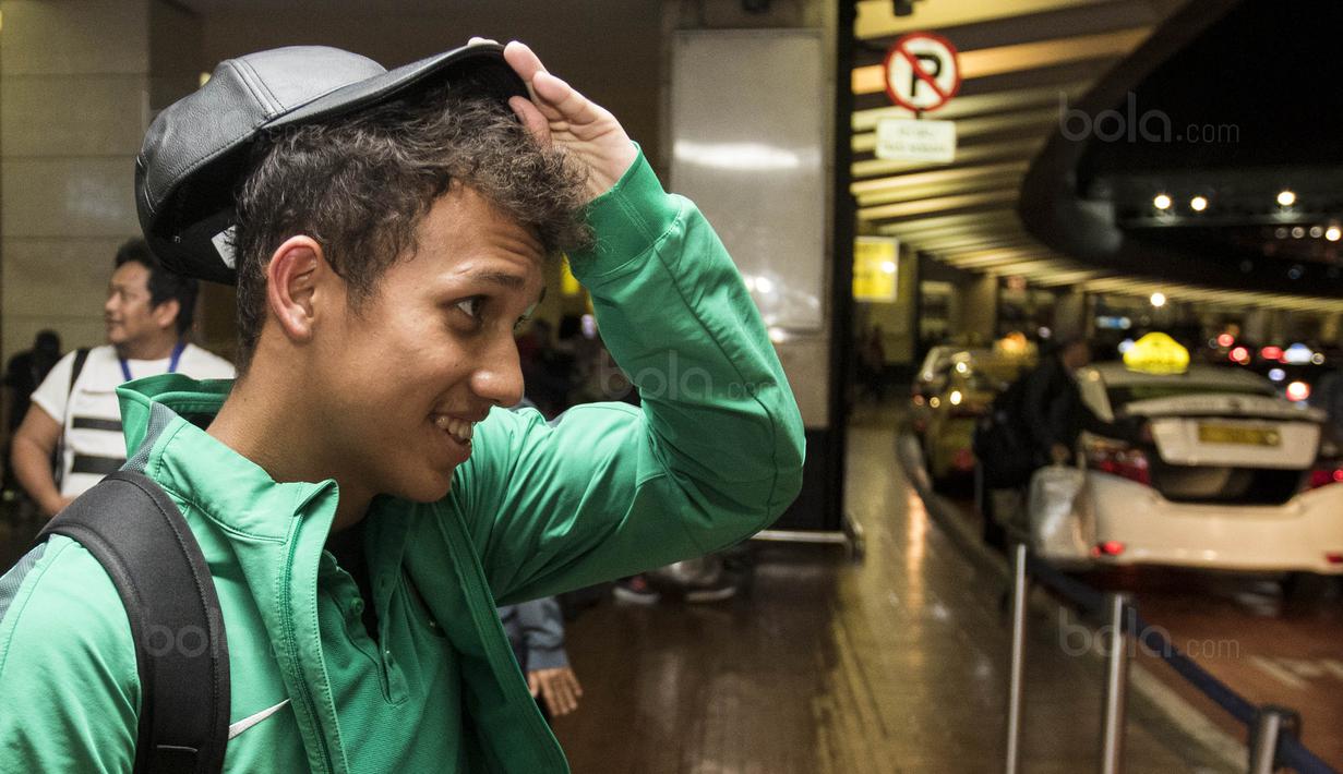 Gelandang Timnas Indonesia U-19, Egy Maulana Vikri, merapihkan topi saat tiba di Bandara Soetta, Tangerang, Rabu (20/9/2017). Timnas U-19 kembali ke tanah air setelah berhasil meraih peringkat ketiga Piala AFF U-18. (Bola.com/Vitalis Yogi Trisna)