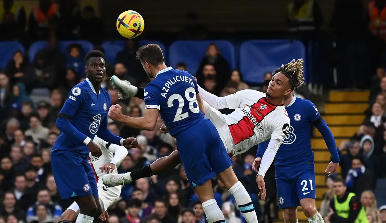 Bek Chelsea, Cesar Azpilicueta terluka saat ditendang oleh penyerang Southampton, Sekou Mara yang mencoba tendangan salto selama pertandingan lanjutan Liga Inggris di Stamford Bridge di London (18/2/2023). Dipertandingan ini, Chelsea takluk atas Southampton dengan skor 1-0.  (AFP/Glyn Kirk)