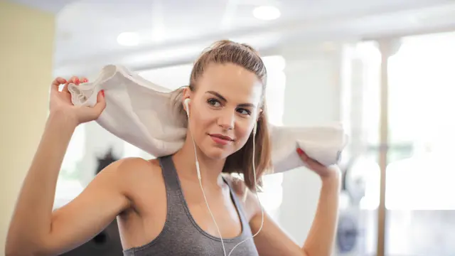 Strategi Perempuan Mengatasi Rasa Intimidasi di Gym saat Mulai Angkat Beban
