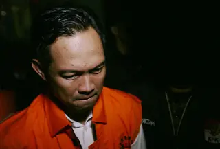 Bupati Cilacap, Jawa Tengah, Syamsul Auliya Rachman saat digiring petugas menuju mobil tahanan di Gedung Merah Putih Komisi Pemberantasan Korupsi (KPK), Jakarta, Sabtu (14/3/2026). Komisi Pemberantasan Korupsi (KPK) resmi menahan dua tersangka terkait dugaan pemerasan dan penerimaan lainnya di lingkungan Pemerintah Kabupaten Cilacap, Jawa Tengah. (Liputan6.com/Helmi Fithriansyah)