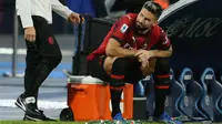 Olivier Giroud tampak kecewa AC Milan harus puas bermain imbang 2-2 kontra Napoli&nbsp;pada laga pekan ke-10 Serie A di Stadio&nbsp;Diego Armando Maradona, Senin (30/10/2023) dini hari WIB. Padahal, Milan sempat unggul dua gol. (AFP/Carlo Hermann)