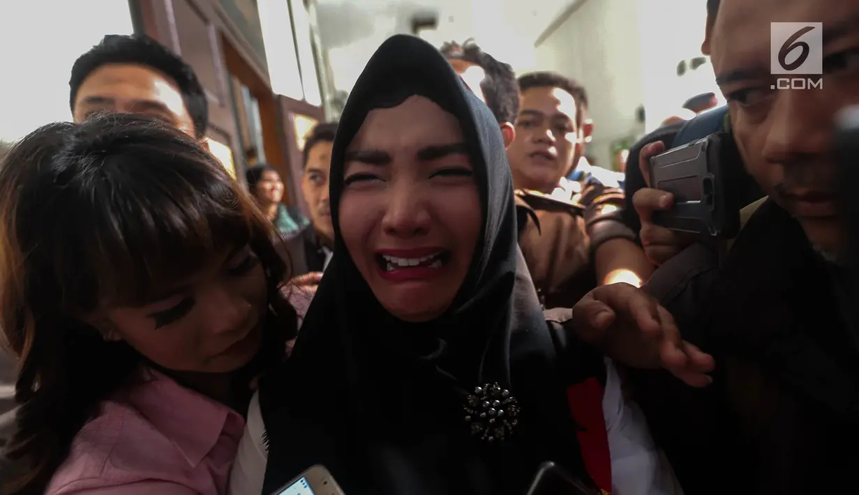 Terdakwa kasus penyalahgunaan narkotika Roro Fitria menangis usai menjalani sidang putusan di PN Jakarta Selatan, Kamis (18/10). Roro di hukum pidana selama 4 tahun dan denda sebesar Rp 800 Juta dan subsider selama 3 bulan. (Liputan6.com/Faizal Fanani)