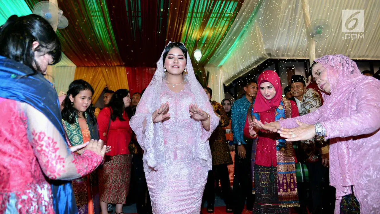 Kahiyang Ayu Siregar Menari Tortor