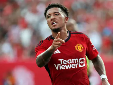 Pemain Manchester United Jadon Sancho melakukan selebrasi usai mencetak gol ke gawag Arsenal pada pertandingan sepak bola persahabatan di Stadion MetLife, East Rutherford, New Jersey, Amerika Serikat, 22 Juli 2023. Setan Merah menang 2-0. (Leonardo Munoz/AFP)
