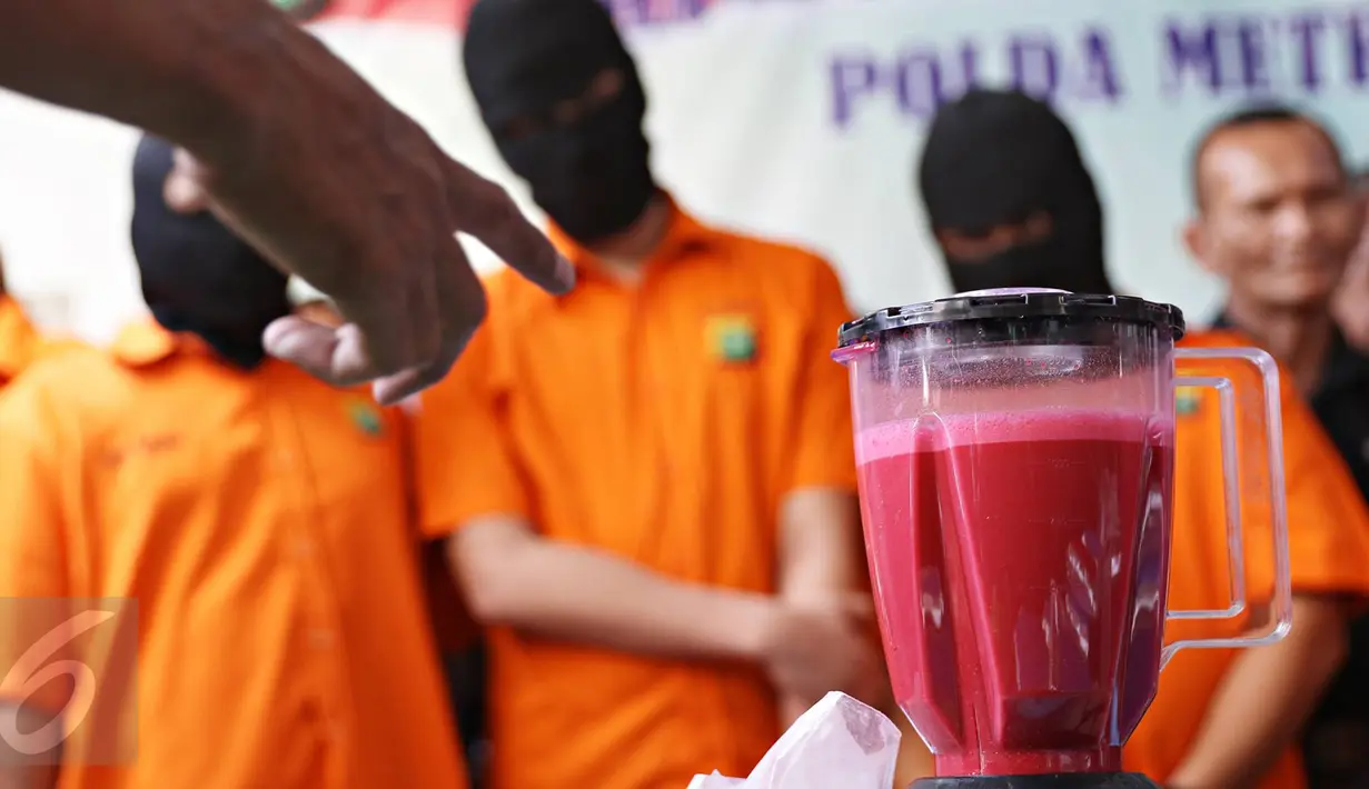 4,8 Kg Sabu kristal dan 109.700 butir ekstasi dimusnahkan dengan cara diblender di Polda Metro Jaya , Jakarta, Kamis (16/6). Petugas juga memusnahkan 42 Kg sabu cair hasil pengungkapan kasus periode Maret-Mei 2016. (Liputan6.com/Immanuel Antonius)