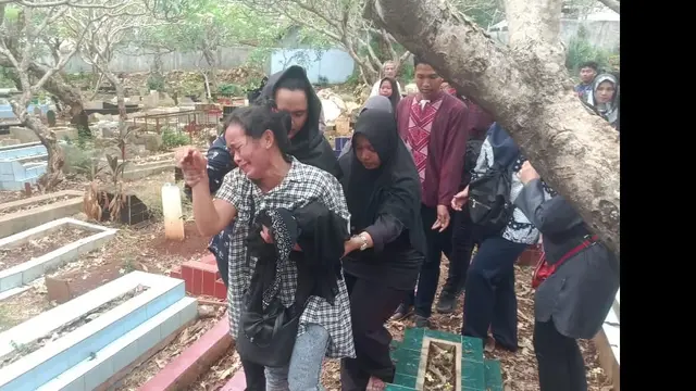Pihak keluarga telah mengantarkan jenazah Akbar Alamsyah ke tempat peristirahatan terakhirnya di TPU Cipulir, Kebayoran Lama, Jakarta Selatan.