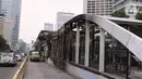 Kendaraan melintas di dekat halte transjakarta Tosari yang dibakar massa perusuh di Jakarta, Jumat (9/10/2020). Demo menolak omnibus law Undang-Undang (UU) Cipta Kerja diwarnai kericuhan dan pembakaran terhadap sejumlah halte Transjakarta. (Liputan6.com/Angga Yuniar)