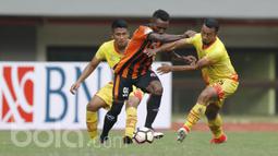 Pemain Bhayangkara FC, Firman Utina, berebut bola dengan pemain Perseru Serui, Mariando Dio Unok Uropmabin. Gol Bhayangkara FC dicetak oleh Putu Gede dan Wahyu Subo Seto sementara Perseru oleh Ronaldo Mesido. (Bola.com/M Iqbal Ichsan).