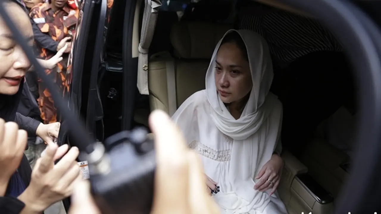 5 Momen Bunga Citra Lestari dan Noah Antarkan Mendiang Ashraf Sinclair Menuju Pemakaman