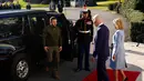 Presiden Amerika Serikat Joe Biden dan Ibu Negara Jill Biden menyambut Presiden Ukraina Volodymyr Zelenskyy di Gedung Putih, Washington, Amerika Serikat, 21 Desember 2022. Joe Biden menyambut Zelenskyy di Oval Office dan melakukan konferensi bersama di East Room membahas tentang dukungan AS terhadap Ukraina. (AP Photo/Patrick Semansky)