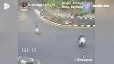 Sebuah motor nekat melawan arus dan membahayakan pengendara lain. Namun aksinya tak bertahan lama setelah ia kepergok polisi yang langsung menilangnya.