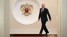 Vladimir Putin bersiap diambil sumpah dalam upacara pelantikan sebagai presiden baru Rusia di Kremlin, Moskow, Rusia, Senin (7/5). Putin dilantik menjadi presiden Rusia untuk periode keempat. (Sergei Bobylyov, Sputnik, Kremlin Pool Photo via AP)