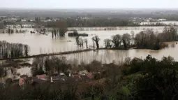 Curah hujan ekstrem selama lebih dari 35 hari berturut-turut, diperparah oleh Badai Nils dan Badai Pedro, memicu banjir yang mencapai level historis. Tampak foto menunjukkan kondisi rumah-rumah yang terendam banjir setelah hujan lebat yang menyebabkan banjir Sungai Garonne di Sainte-Croix-du-Mont, Prancis barat pada Kamis 19 Februari 2026. (ROMAIN PERROCHEAU/AFP)