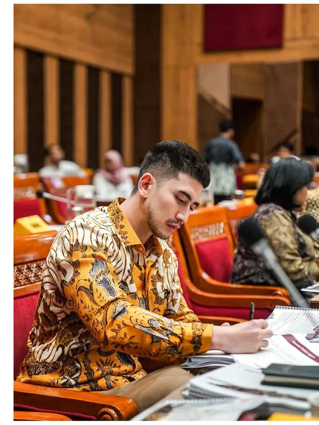 6 Gaya Verrell Bramasta Pakai Batik saat Rapat DPR RI, Tampil Modern dan Memukau