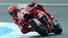 Pembalap Ducati Lenovo, Marc Marquez, berhasil meraih podium juara sprint race MotoGP Spanyol di Sirkuit Jerez, Sabtu (25/04/2026) malam WIB. Padahal, Marquez sempat terjatuh pada lap ke-8. (AFP/Pierre-Philippe MARCOU)