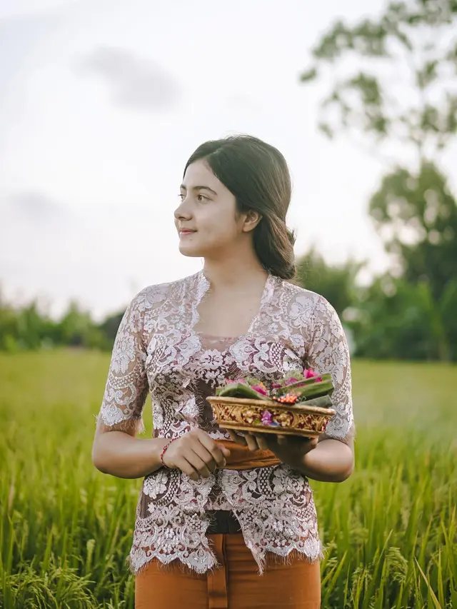 7 Potret Terbaru Bulan Sutena, Penyanyi yang Lagunya Kerap Viral di TikTok