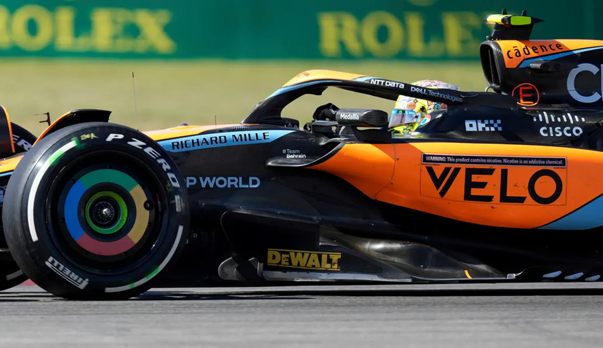 Hamilton dan Leclerc gagal memenuhi aturan tersebut, karena ketebalan plank mobilnya kurang dari 9 mm saat menjalani pemeriksaan. (AP Photo/Nick Didlick)