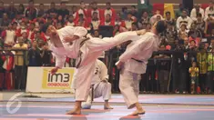 Atlet karate melakukan demonstrasi saat pembukaan Kejuaraan Dunia Shotokan Karate-Do International Federation (SKIF) 2016 di Hall D2 JIExpo Kemayoran Jakarta, Sabtu (27/8). Acara SKIF ke-12 diikuti oleh 58 negara. (Liputan6.com/Immanuel Antonius)