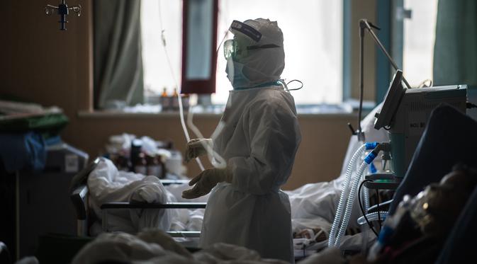 Han Yi, petugas medis dari Provinsi Jiangsu, bekerja di bangsal ICU Rumah Sakit Pertama Kota Wuhan di Wuhan, Provinsi Hubei, 22 Februari 2020. Para tenaga medis dari seluruh China telah mengerahkan upaya terbaik mereka untuk mengobati para pasien COVID-19 di rumah sakit tersebut. (Xinhua/Xiao Yijiu)