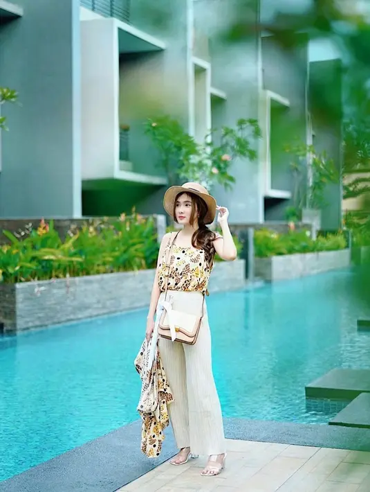 Menggunakan busana simple tanpa lengan yang dipadukan dengan celana kain sederhana, gaya Shanice ini juga cocok digunakan saat berlibur. Ia juga terlihat menambahkan topi serta tas dengan warna senada. (Liputan6.com/IG/@margarethalie)