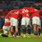 Skuad Manchester United berkumpul untuk melakukan huddle sesaat sebelum kick-off pada laga Liga Inggris melawan West Ham di Old Trafford, Jumat (5/12/2025). (AP Photo/Ian Hodgson)