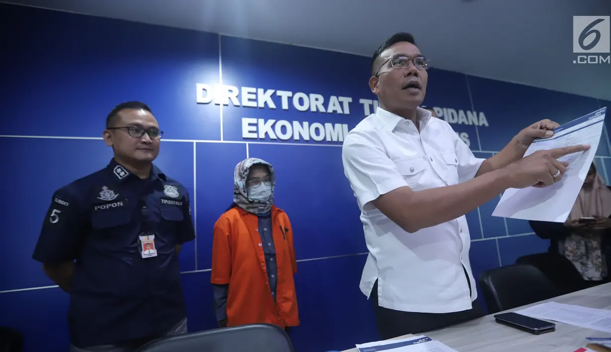 Wadir Tipideksus Bareskrim Polri, Kombes Pol Daniel Tahi Monang Silitonga menunjukkan barang bukti saat rilis di Jakarta, Rabu (17/10). Bareskrim mengungkap penipuan dan penggelapan saham dengan kerugian Rp 55 Milliar. (Liputan6.com/Helmi Fithriansyah)