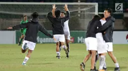 Pemain timnas U-19 Thailand berselebrasi setelah mengalahkan timnas Malaysia pada partai final Piala AFF U-18 2017 di Stadion Thuwunna, Myanmar (17/9). Tim Gajah Perang julukan Timnas Thailand– sukses mengempaskan Malaysia 2-0. (Liputan6.com/Yoppy Renato)