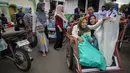 Pasar ini juga menjadi pusat perbelanjaan kebutuhan warga, termasuk baju takwa, peci, dan sajadah, selama Ramadan dan untuk menyambut Hari Raya Idul Fitri. Tampak dalam foto, para wanita Muslim menaiki becak setelah berbelanja selama bulan suci Ramadan di dekat Masjid Sunan Ampel, Surabaya, Jawa Timur, pada Minggu 8 Maret 2026. (JUNI KRISWANTO/AFP)