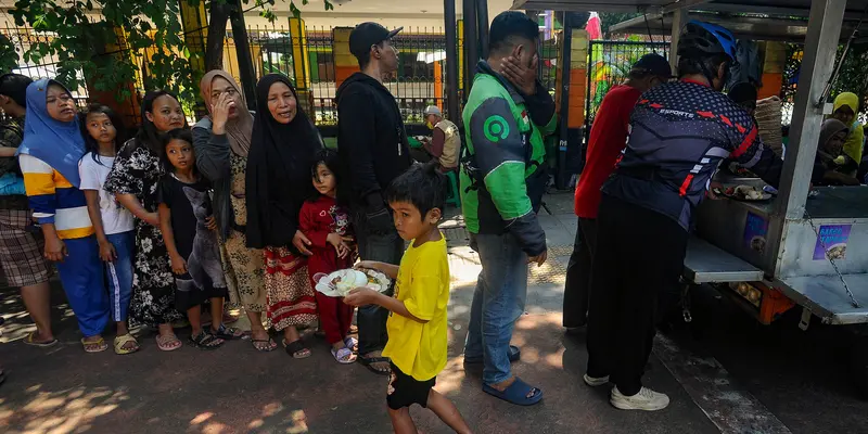 Antrean Warga untuk Dapatkan Makan Siang Gratis