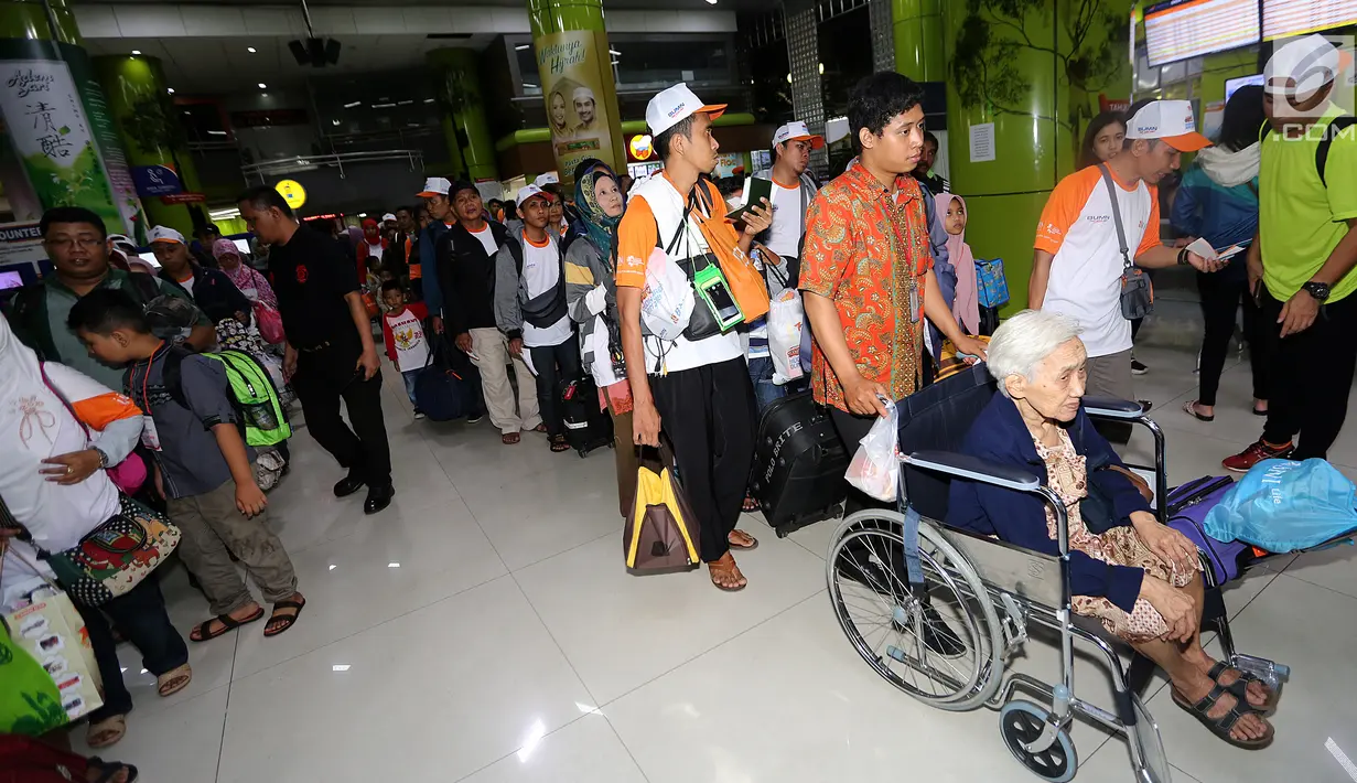 Pemudik antre masuk ke dalam Stasiun Gambir, Jakarta, Selasa (12/9). Sebanyak 1.000 pemudik diberangkatkan menggunakan kereta api executive secara cuma-cuma. (Liputan6.com/Fery Pradolo)