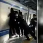 Kepadatan kereta Jepang di jam sibuk menyebabkan para penumpang nekat naik meski kereta telah penuh. (Liputan 6 SCTV)