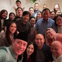 Guruh Soekarno Putra anak dari Soekarno hadir mengenakan kemeja batik lengan panjang. Ia pun tampak masih awet muda. [@yennywahid]