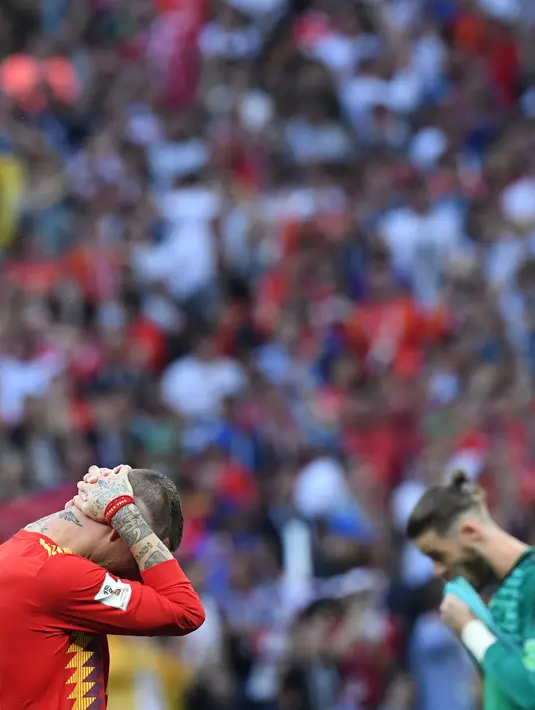 Bek Spanyol, Sergio Ramos tertunduk usai pertandingan melawan Rusia di babak 16 besar Piala Dunia 2018 di Stadion Luzhniki, Moskow, Rusia (1/7). Spanyol kalah lewat adu penalti atas Rusia 3-4. (AFP Photo/Kirill Kudryavtsev)