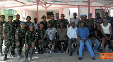 Citizen6, Haiti: Pekerjaan konstruksi yang dipimpin oleh Danton Pleton Zeni Konstruksi, Lettu Czi Ali Isnaini mengerahkan 18 orang pasukannya. (Pengirim: Badarudin Bakri)