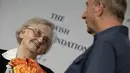 Krystyna Jakubowska tersenyum haru melihat Michael Hochberg saat mereka dipertemukan di New York, Rabu (2/12). Saat umur 4 tahun Hochberg diselamatkan oleh keluarga Krystyna dan bersembunyi selama 2 tahun. (REUTERS/Mike Segar)