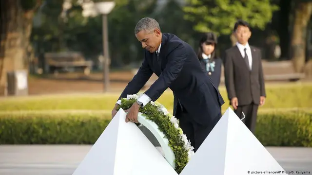 Presiden AS Barrack Obama meletakkan karangan bunga di cenotaph di Taman Peringatan Perdamaian Hiroshima pada 27 Mei 2016. (AP Images)