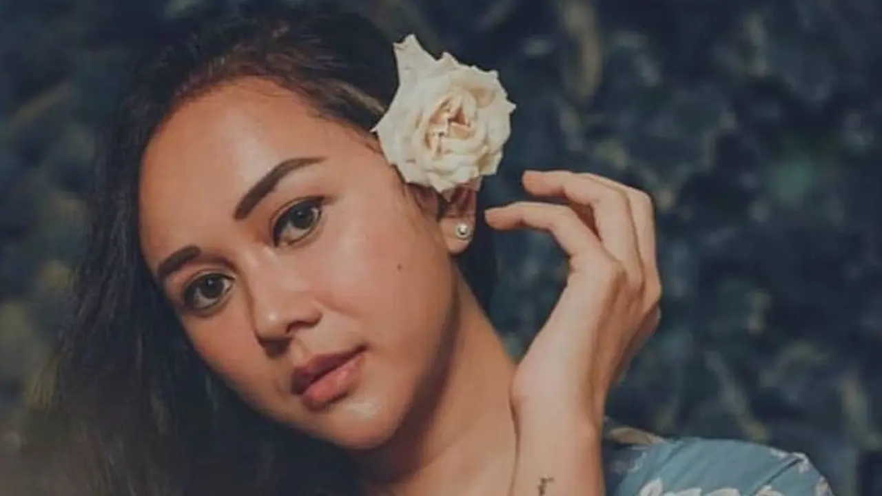 Pesona Aura Kasih Pakai Bunga di Telinga, Pancarkan Kecantikan Natural