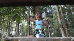 Isabella Damla Guvenilir peran utama di serial Elif sedang mencoba bermain ke tangkasan di wahana Bali Treetop Adventur Park, Bali, Rabu (26/8/2015). Isabella mengaku senang dengan aneka permainan yang dicobanya. (Liputan6.com/Herman Zakharia)