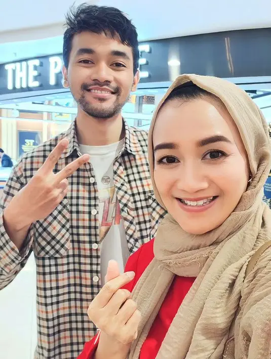 Potret bahagia begitu terlihat dari penyanyi dangdut Nini Carlina. Setelah sempat terpisah setahun, akhirnya sang buah hati tiba dari Irlandia. Momen tersebut dibagikan penyanyi Gantengnya Pacarku itu di media sosialnya. [Instagram/ninicarlina_real]