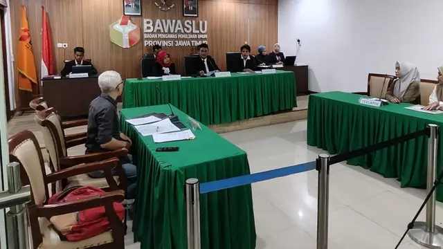 Sidang pelanggaran administratif Kondang Kusumaning Ayu di Bawaslu Jatim. (Doto: Bawaslu Jatim)