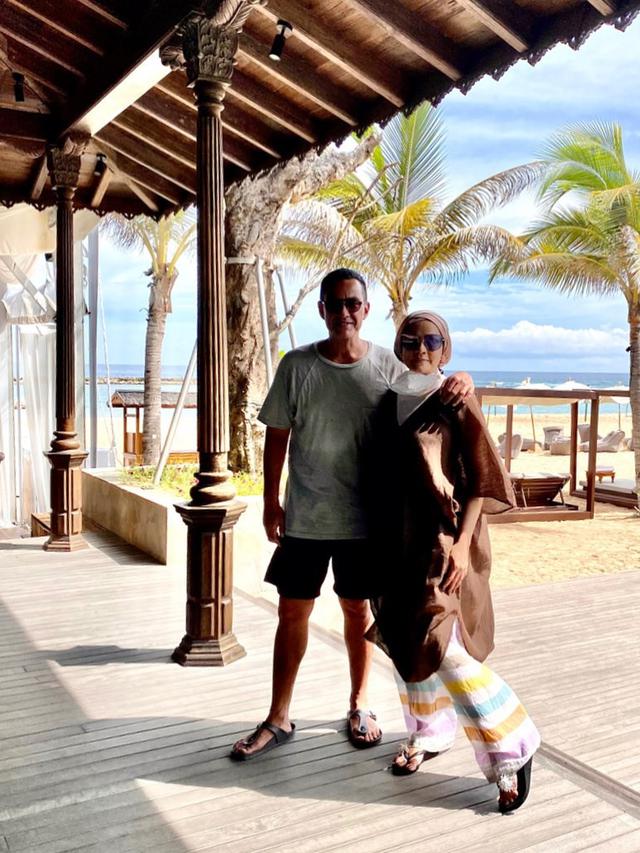 Awet Muda, Ini 6 Potret Terbaru Presenter Ferdy Hasan Bareng Sang Istri