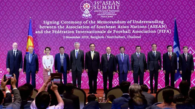 Para Pemimpin ASEAN Diberi Jersey oleh FIFA